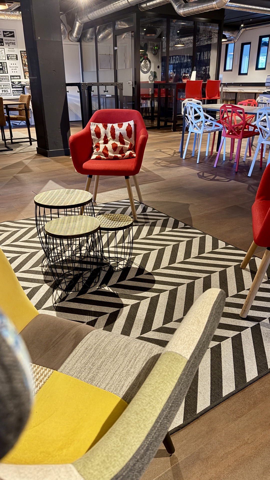 Espace coworking — lounge tapis chevrons