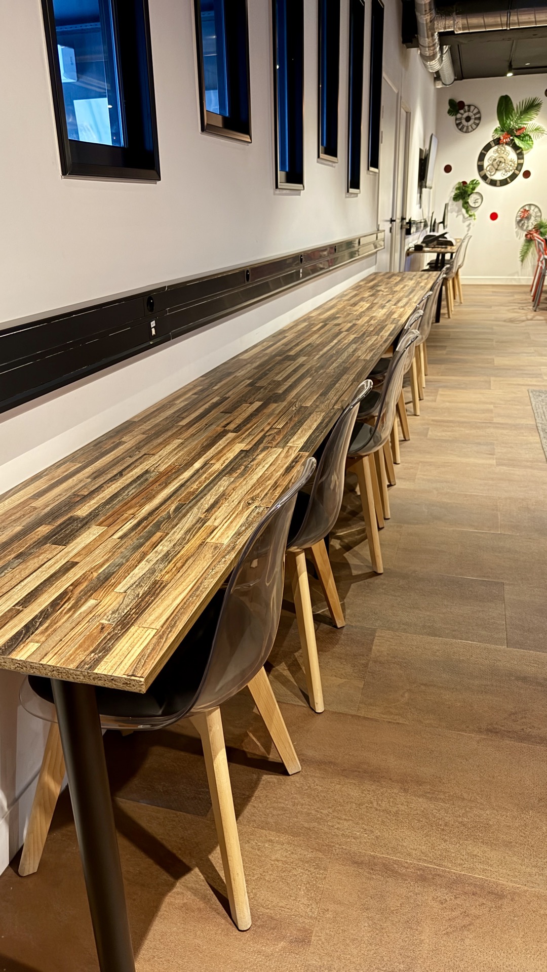 Salle de formation — grande table bois