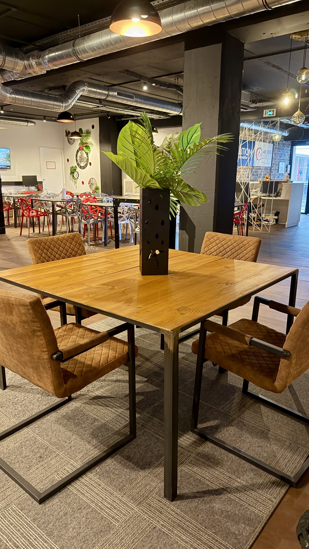 Espace coworking — table bois, plante